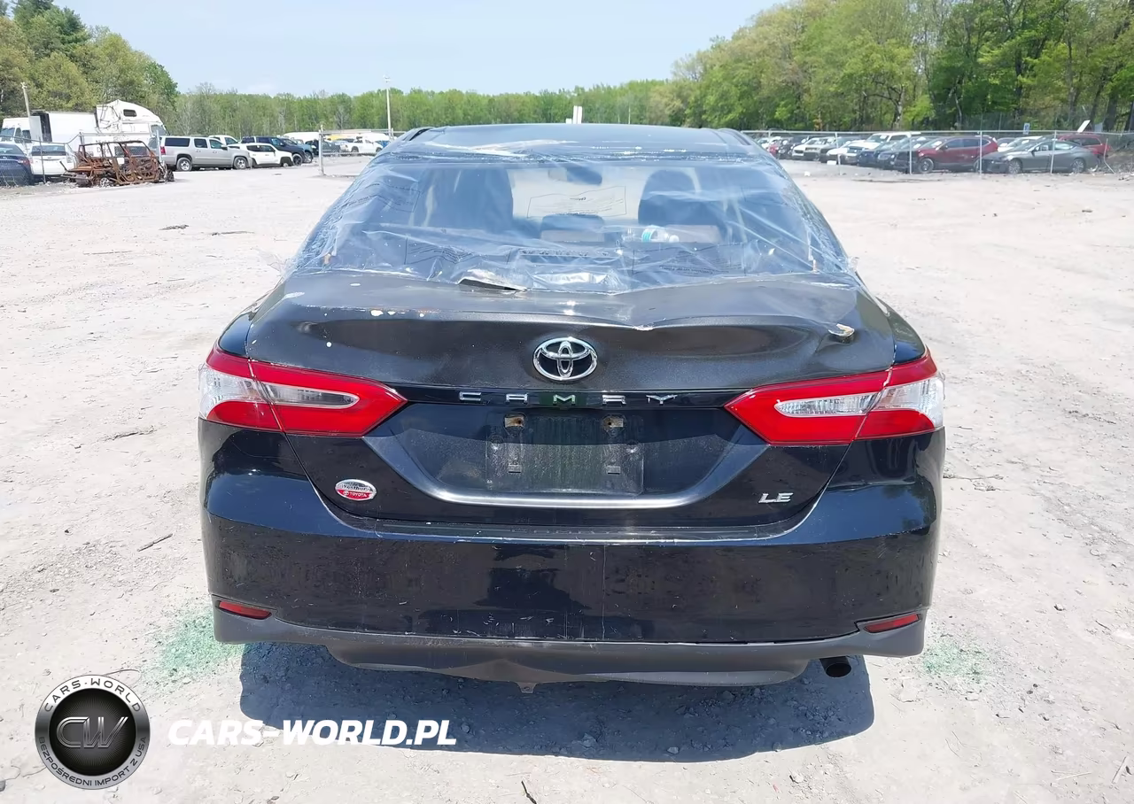 2018 Toyota Camry Le VIN:JTNB11HKXJ3047050 - 16