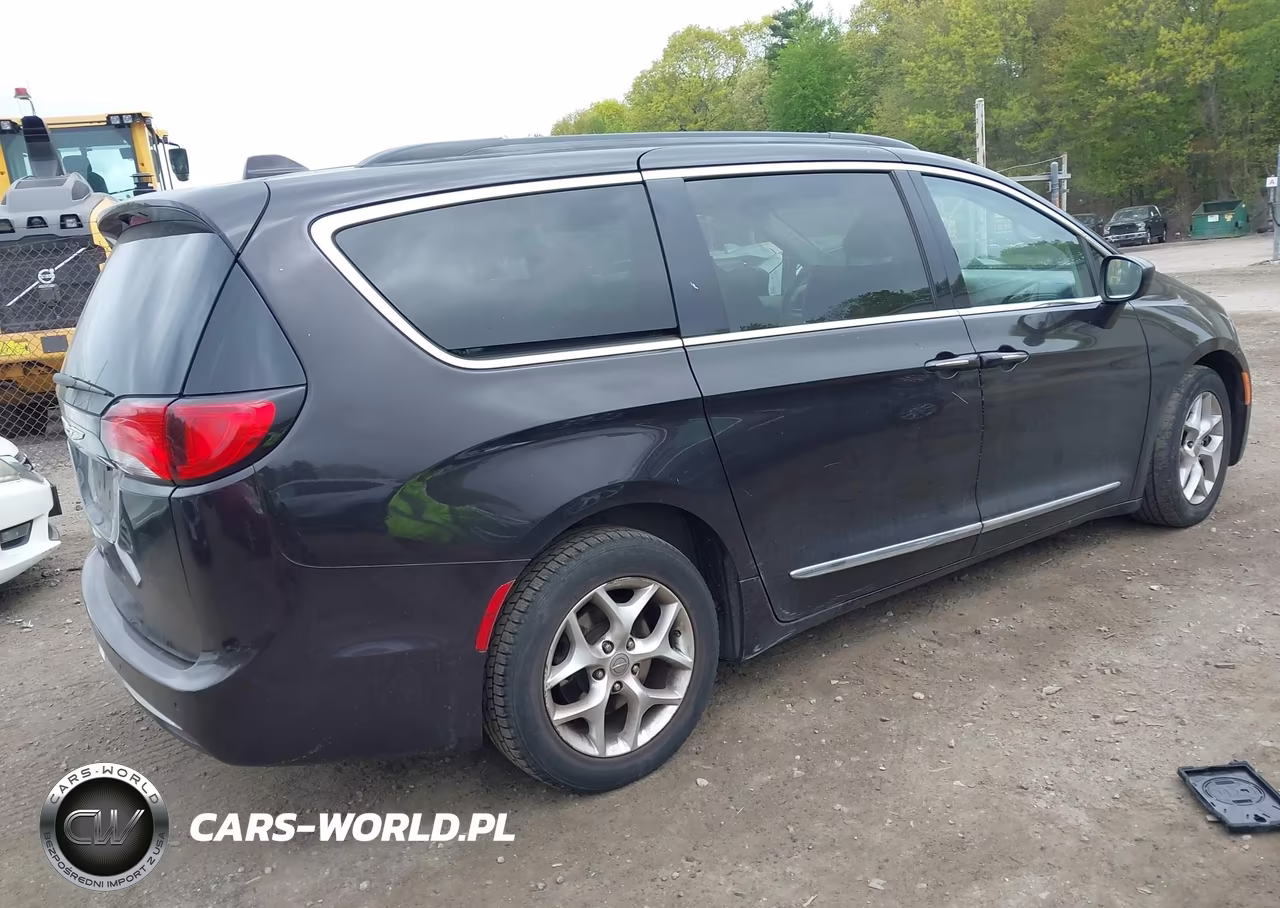2017 Chrysler Pacifica Touring-L VIN:2C4RC1BG4HR593412 - 4