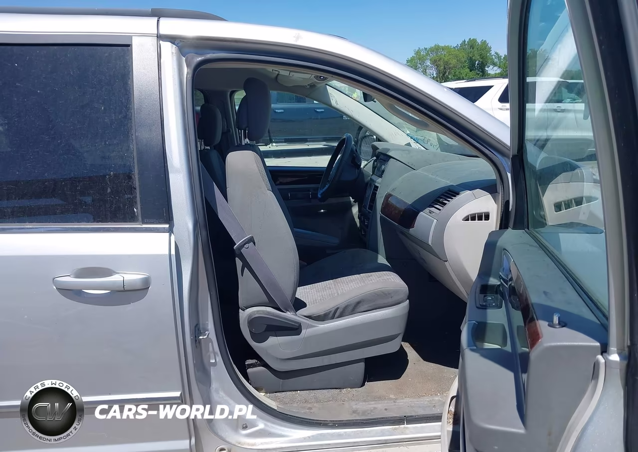 2010 Chrysler Town & Country Touring VIN:2A4RR5D18AR293113 - 5