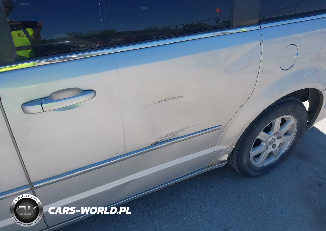 2010 Chrysler Town & Country Touring VIN:2A4RR5D18AR293113 - 6