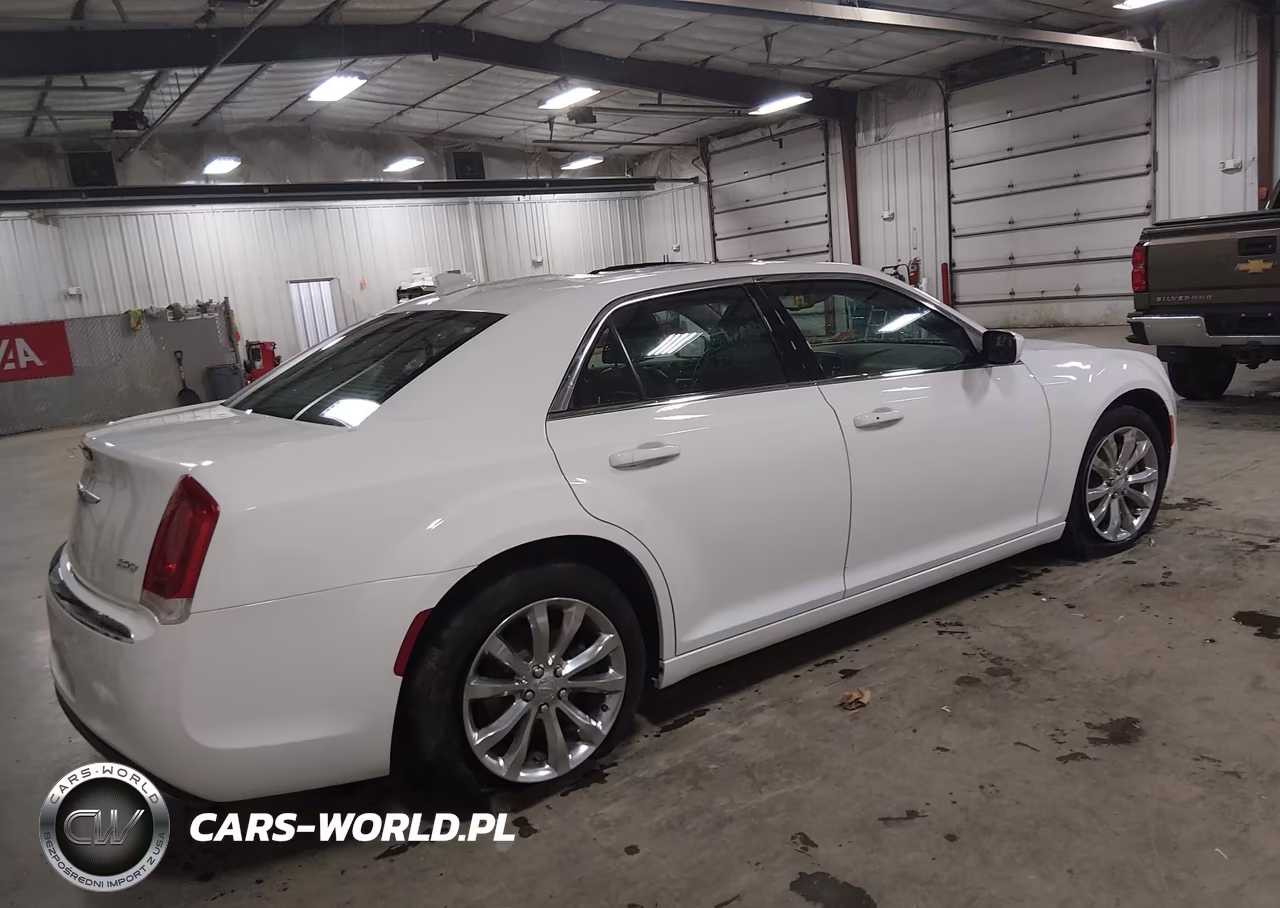 2015 Chrysler 300 Limited VIN:2C3CCARGXFH808391 - 4