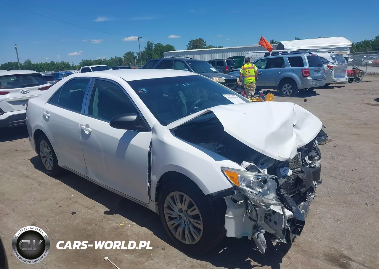 2014 Toyota Camry Le – zdjęcie 1 z 16