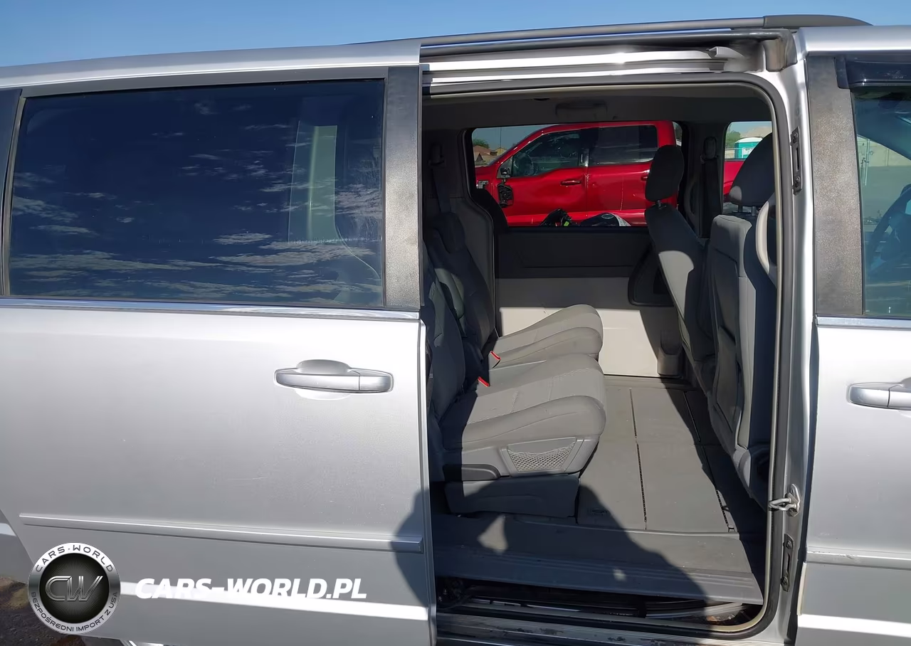 2008 Chrysler Town & Country Touring VIN:2A8HR54P98R801291 - 8