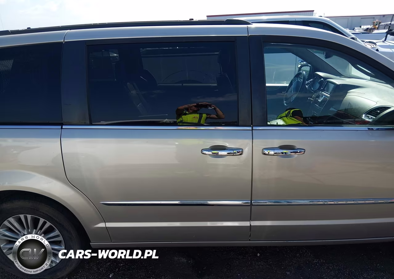 2015 Chrysler Town & Country Touring-L VIN:2C4RC1CG1FR574280 - 14