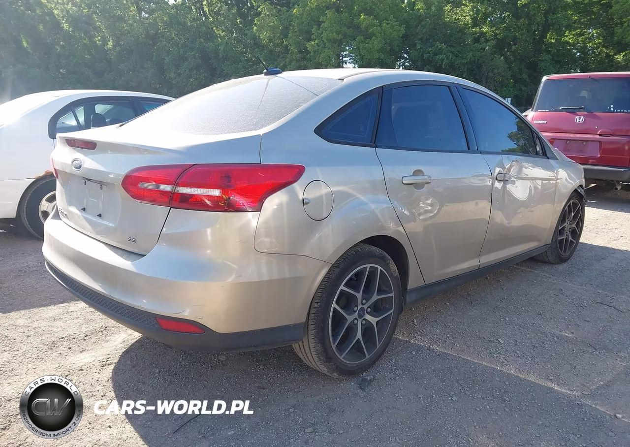 2018 Ford Focus Se VIN:1FADP3F2XJL256188 - 4