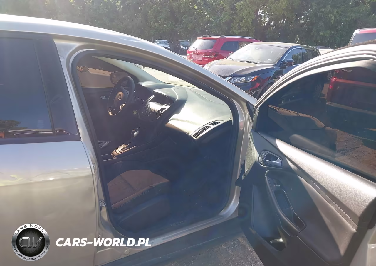 2018 Ford Focus Se VIN:1FADP3F2XJL256188 - 5