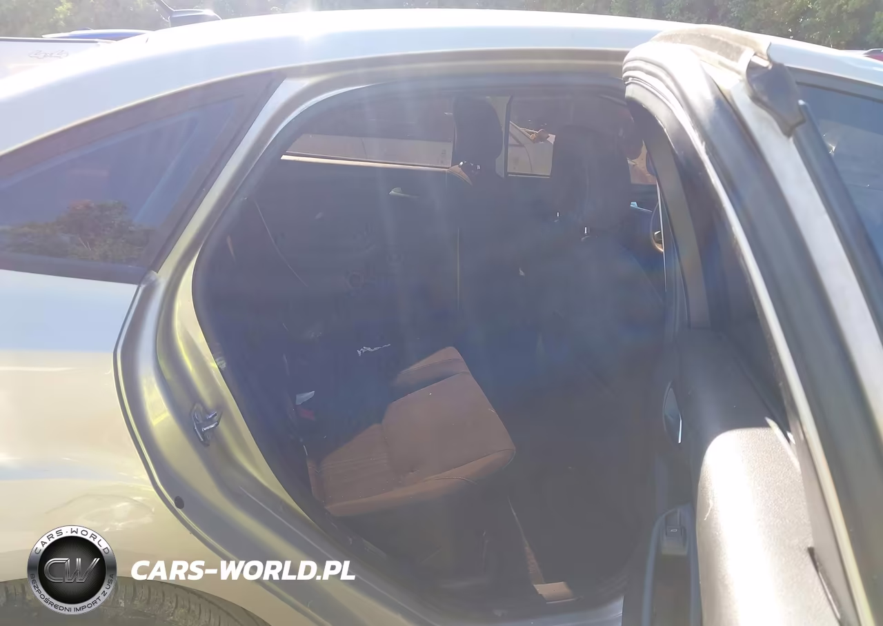 2018 Ford Focus Se VIN:1FADP3F2XJL256188 - 8