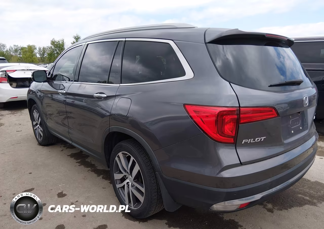 2017 Honda Pilot Touring VIN:5FNYF6H93HB084710 - 3
