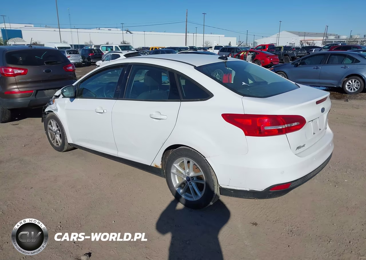 2015 Ford Focus Se VIN:1FADP3F26FL379042 - 3
