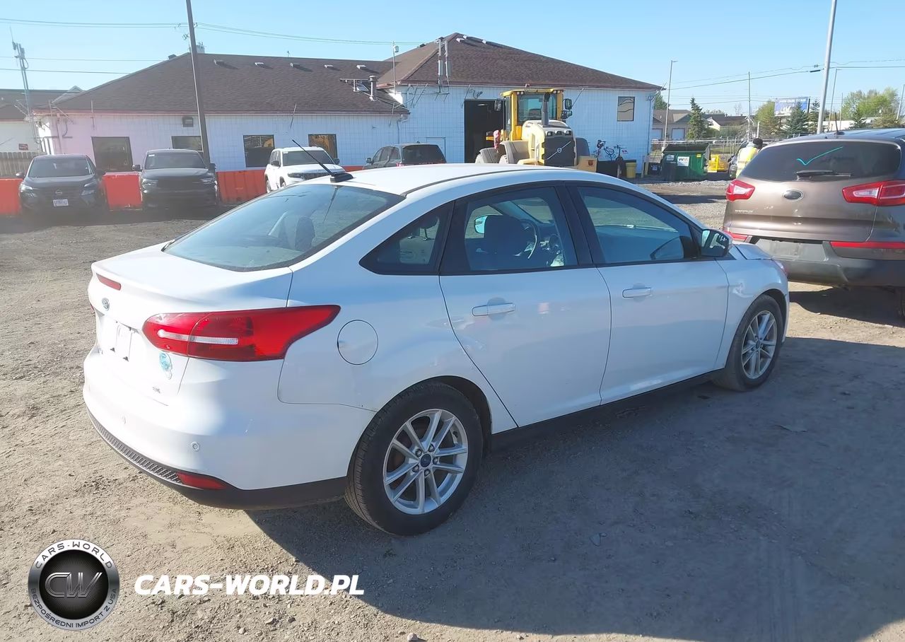 2015 Ford Focus Se VIN:1FADP3F26FL379042 - 4