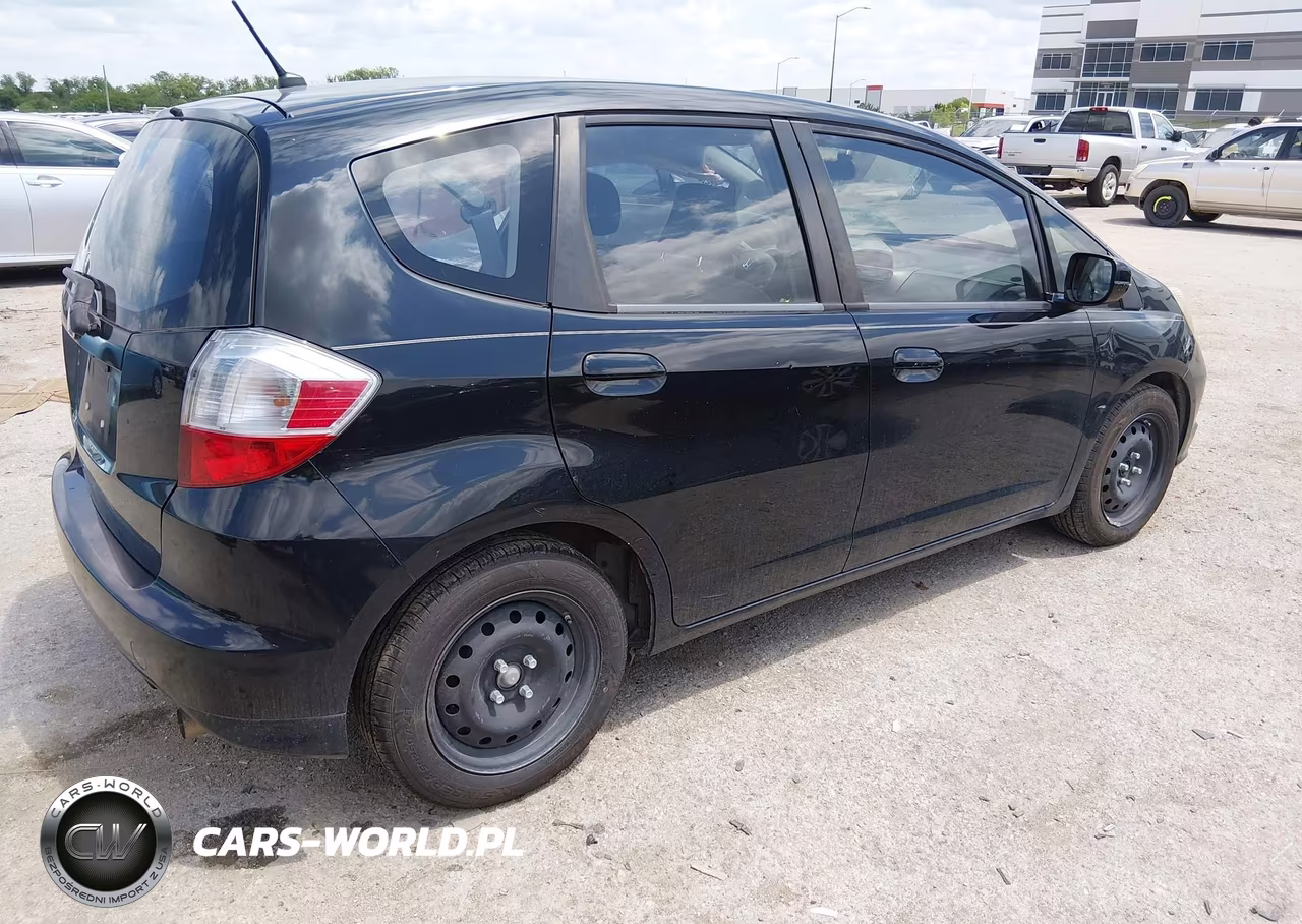 2013 Honda Fit VIN:JHMGE8H36DC073163 - 4