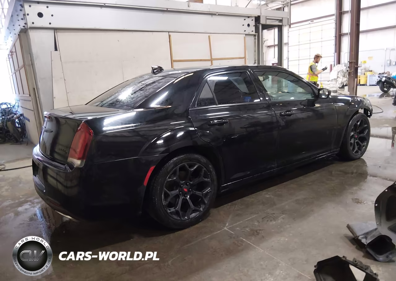 2015 Chrysler 300 300S VIN:2C3CCABGXFH882324 - 4