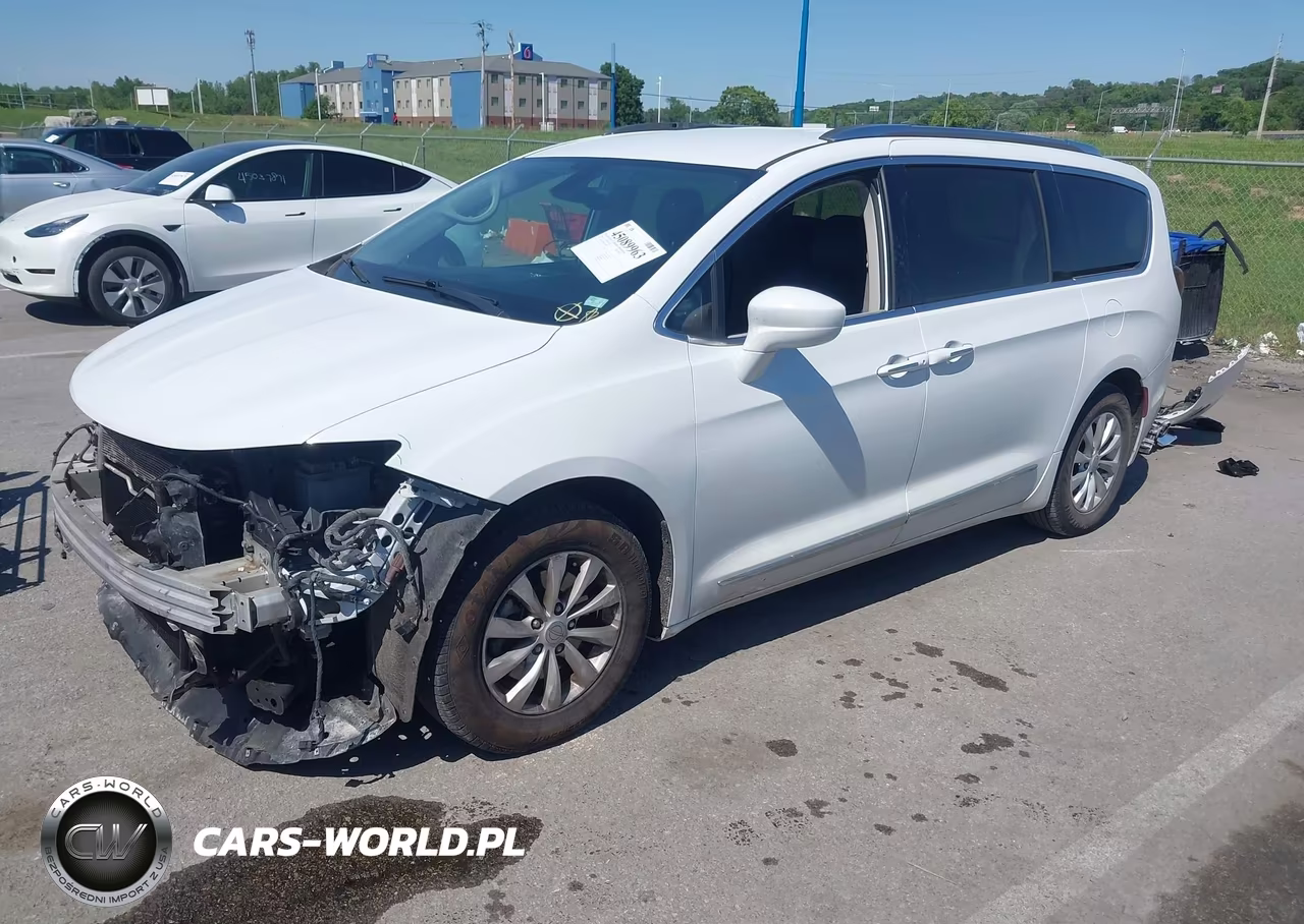 2019 Chrysler Pacifica Touring L VIN:2C4RC1BG2KR700660 - 2