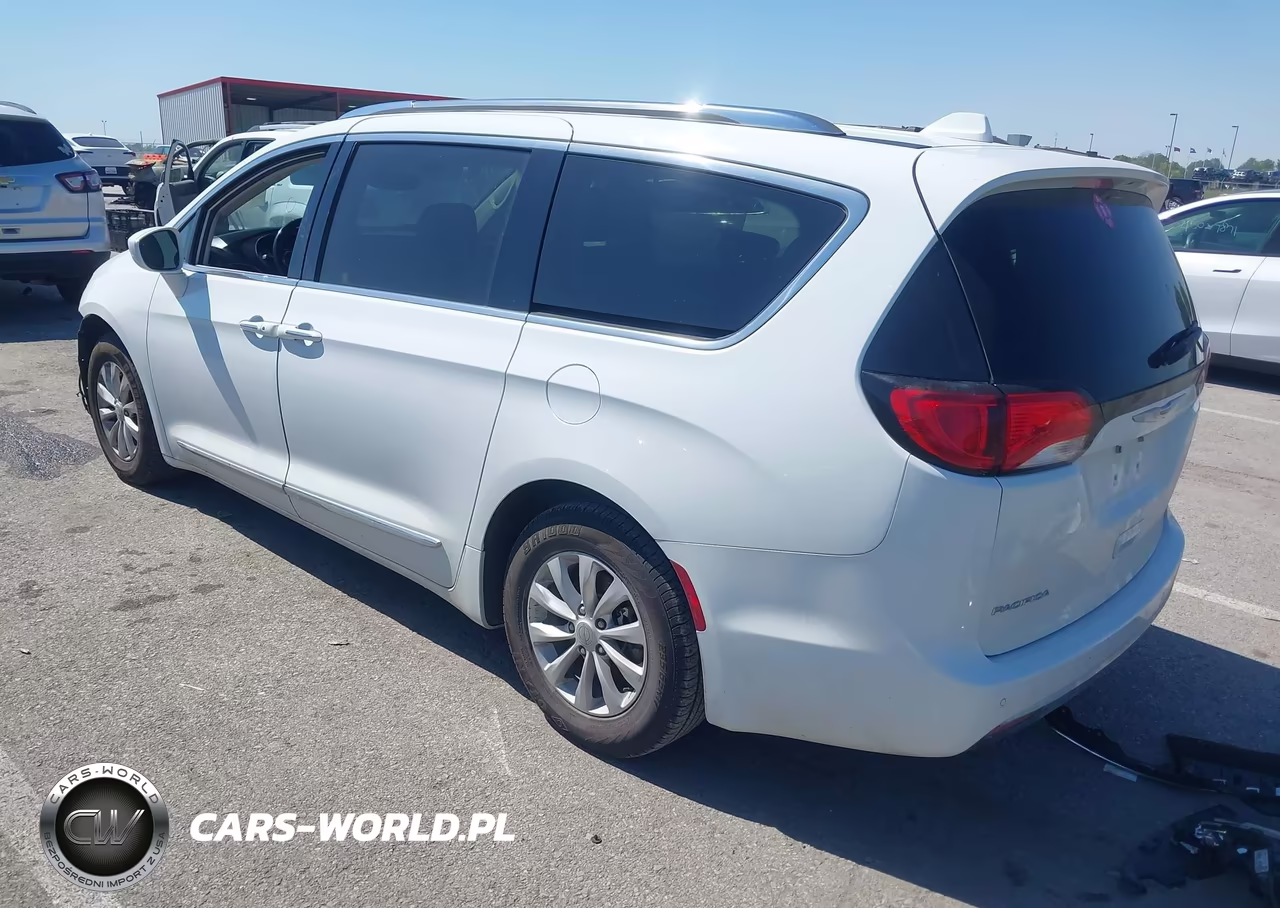 2019 Chrysler Pacifica Touring L VIN:2C4RC1BG2KR700660 - 3