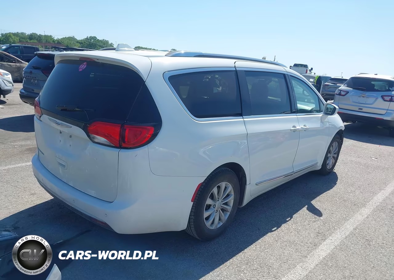 2019 Chrysler Pacifica Touring L VIN:2C4RC1BG2KR700660 - 4