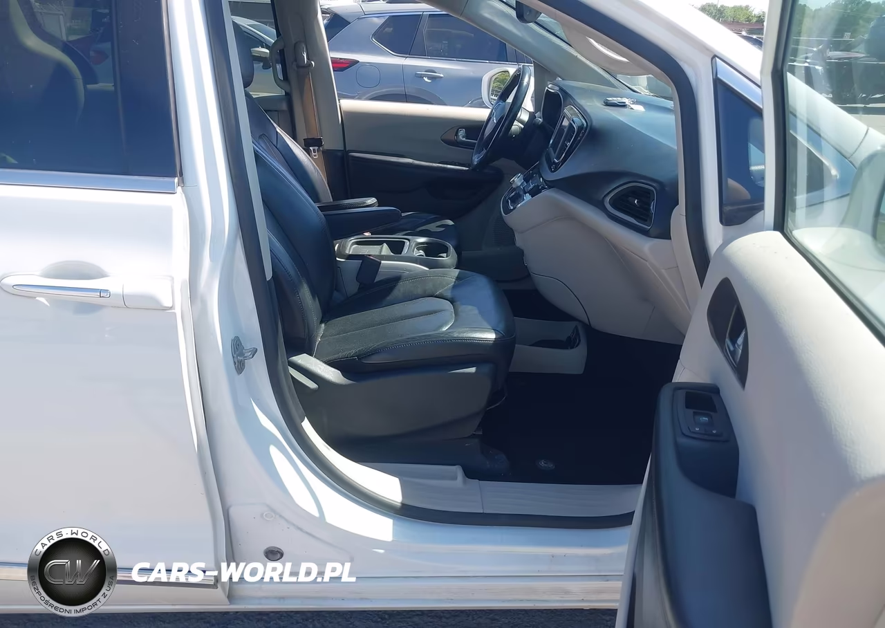 2019 Chrysler Pacifica Touring L VIN:2C4RC1BG2KR700660 - 5