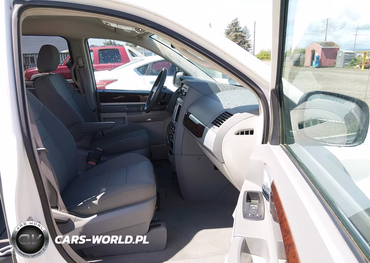 2010 Chrysler Town & Country Touring VIN:2A4RR5D11AR214896 - 5