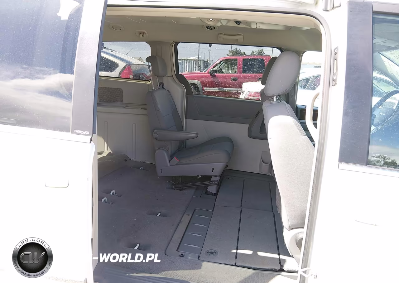 2010 Chrysler Town & Country Touring VIN:2A4RR5D11AR214896 - 8