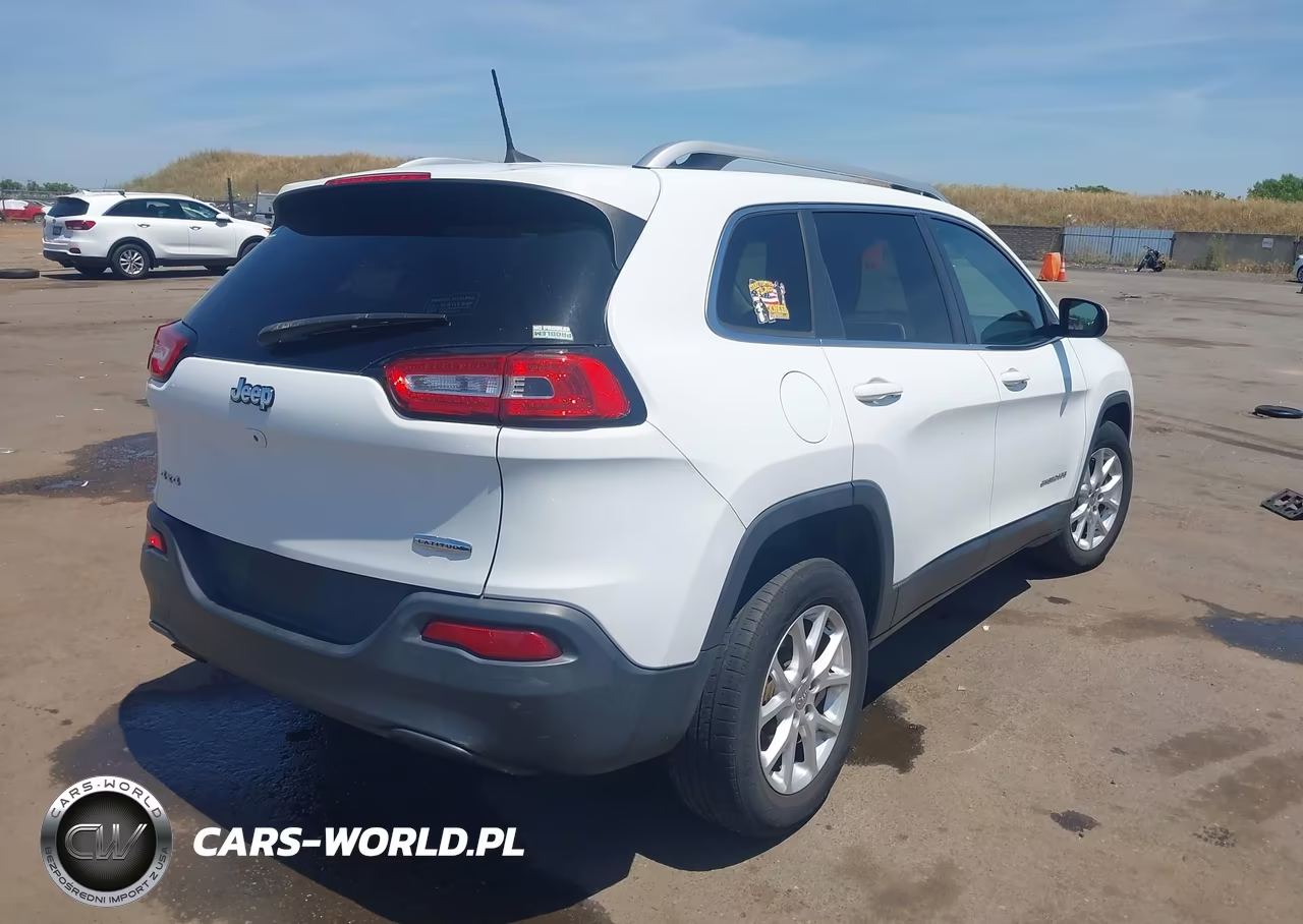 2016 Jeep Cherokee Latitude VIN:1C4PJMCB7GW111748 - 4