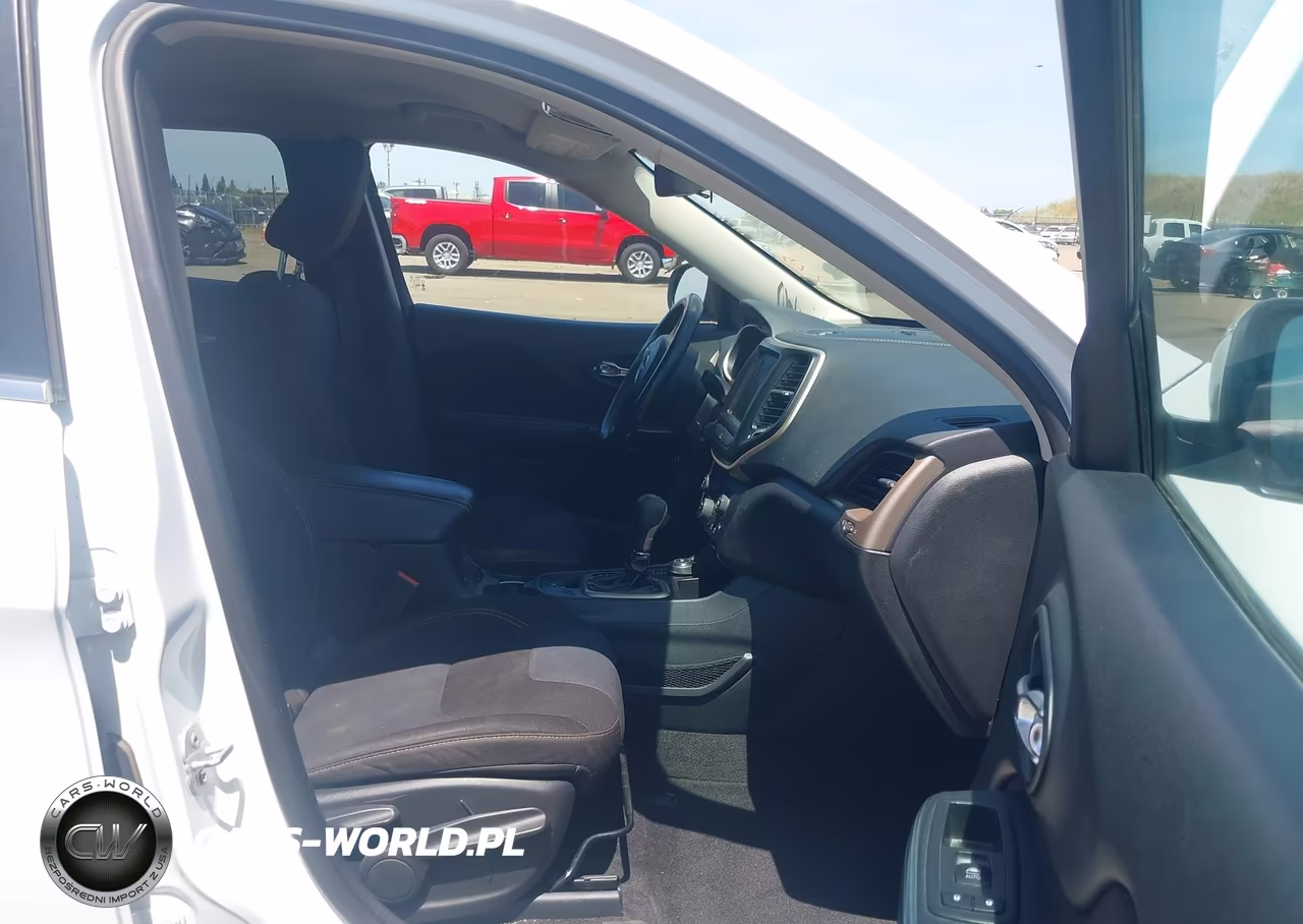 2016 Jeep Cherokee Latitude VIN:1C4PJMCB7GW111748 - 5