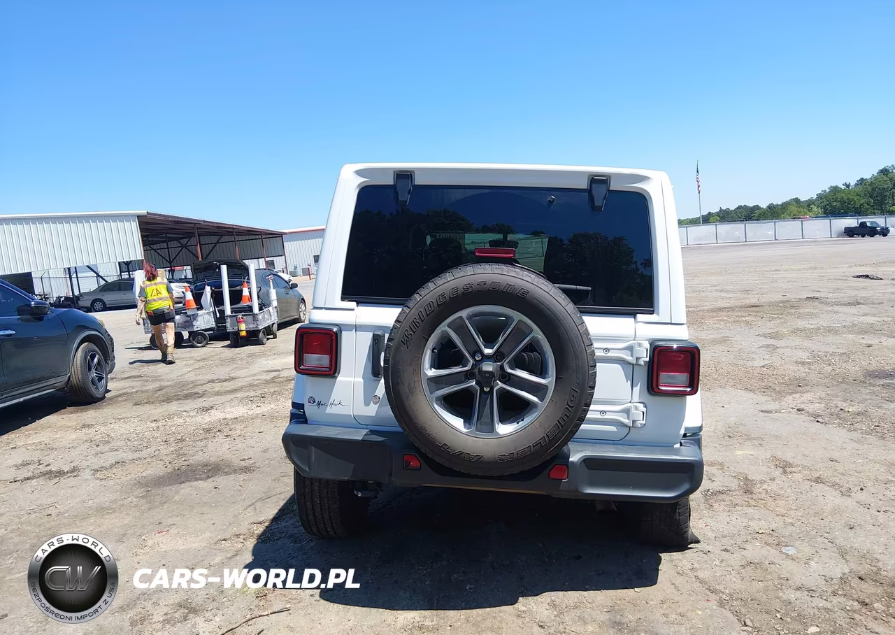 2018 Jeep Wrangler Unlimited Sahara 4X4 VIN:1C4HJXEG2JW165805 - 17