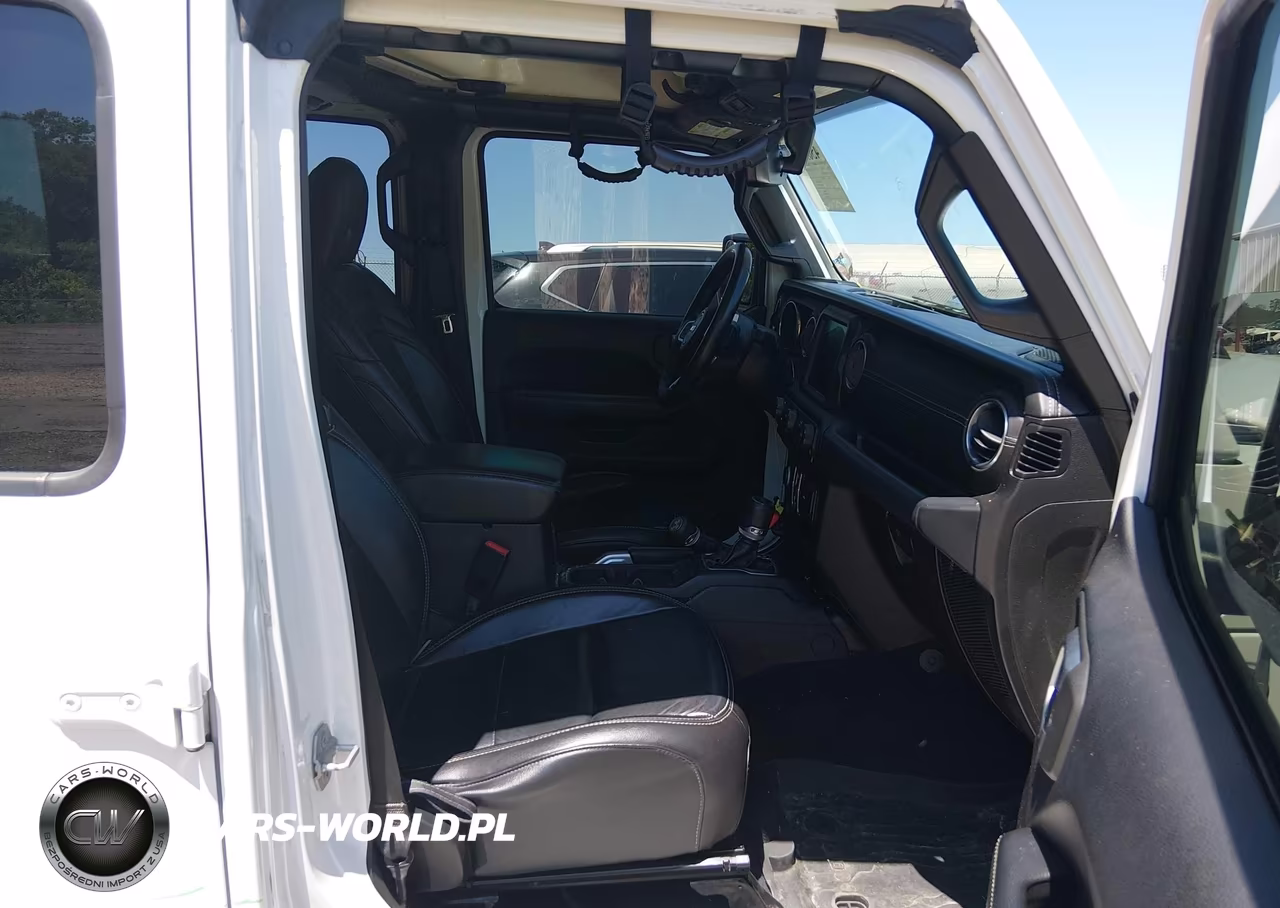 2018 Jeep Wrangler Unlimited Sahara 4X4 VIN:1C4HJXEG2JW165805 - 5