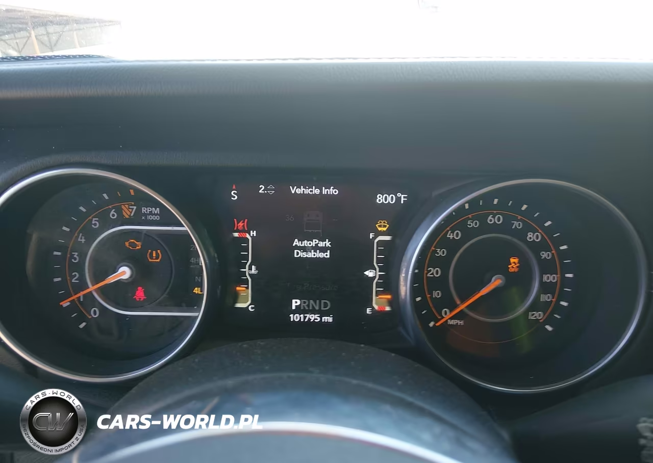 2018 Jeep Wrangler Unlimited Sahara 4X4 VIN:1C4HJXEG2JW165805 - 7