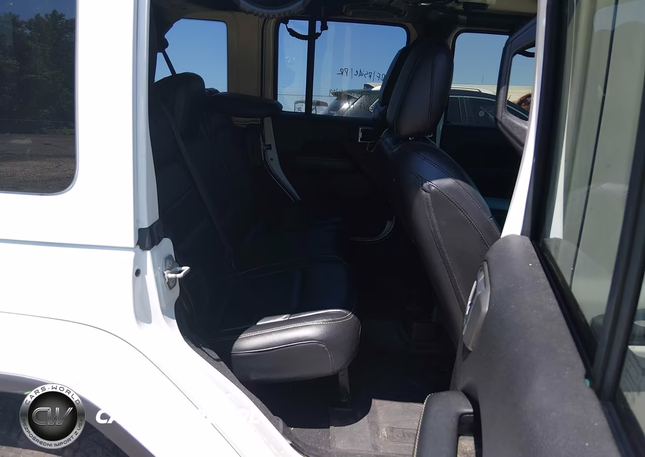 2018 Jeep Wrangler Unlimited Sahara 4X4 VIN:1C4HJXEG2JW165805 - 8