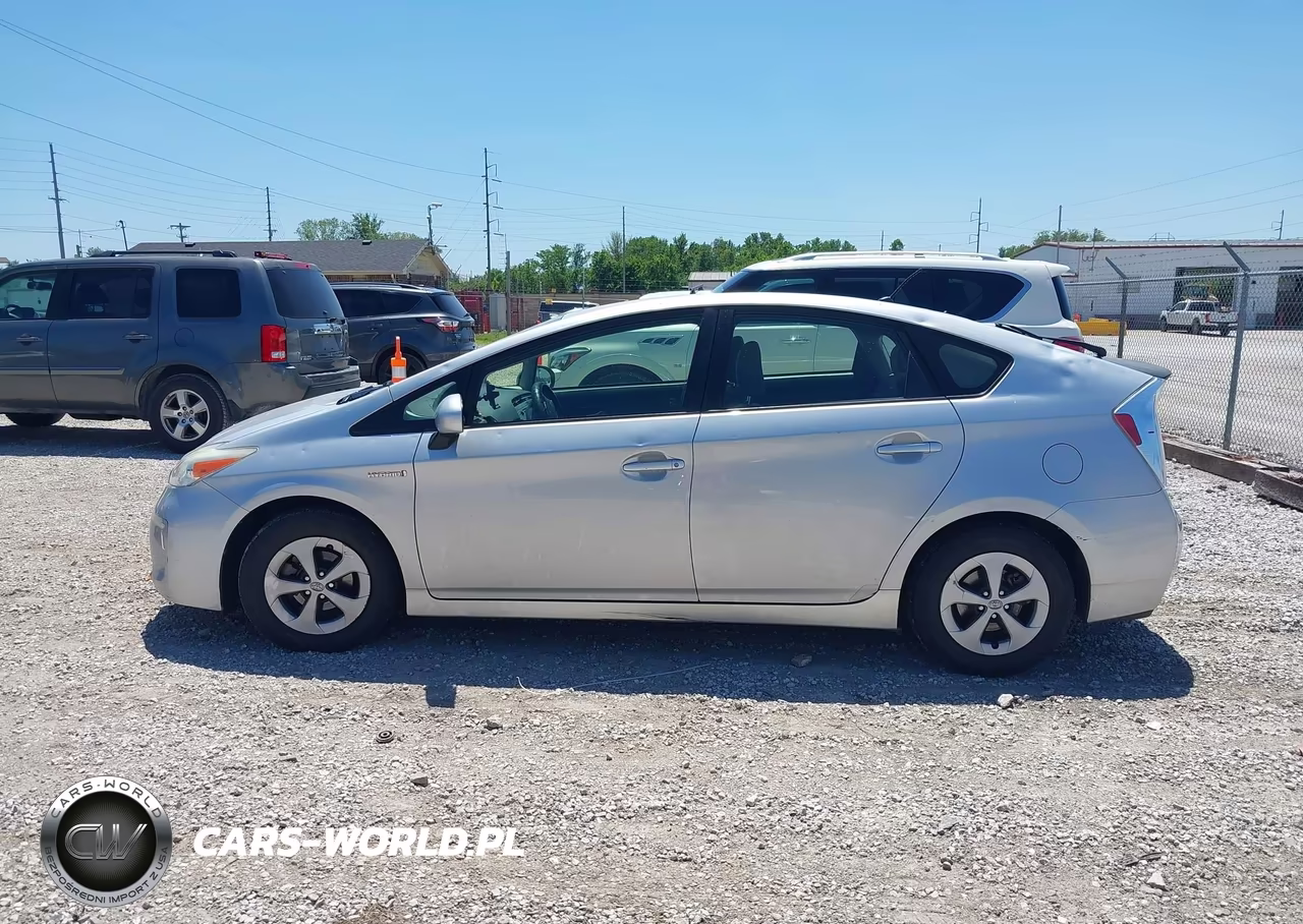 2015 Toyota Prius Two VIN:JTDKN3DU1F0447552 - 14