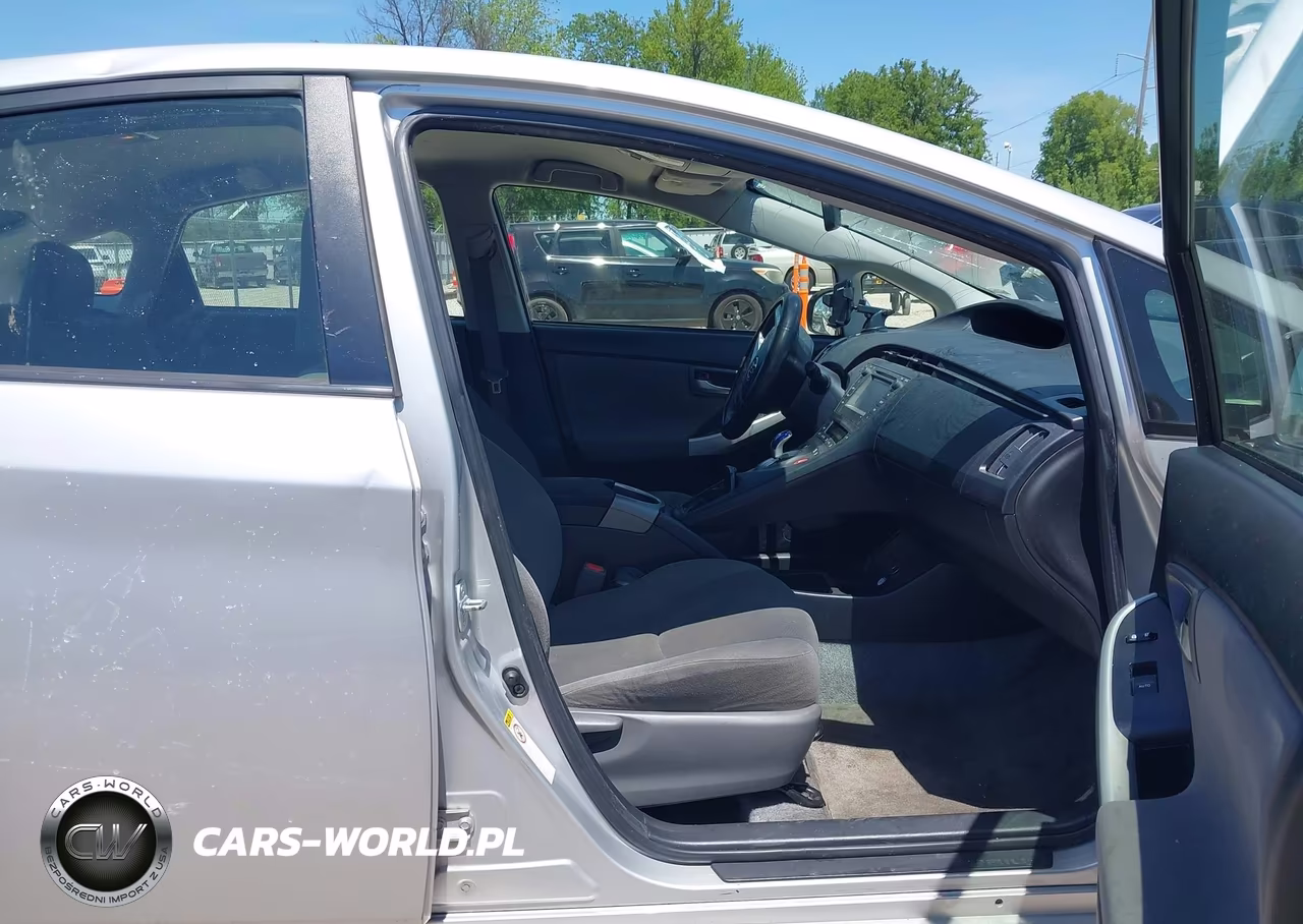 2015 Toyota Prius Two VIN:JTDKN3DU1F0447552 - 5