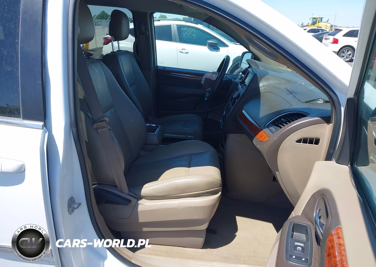 2015 Chrysler Town & Country Touring VIN:2C4RC1BG2FR552676 - 5