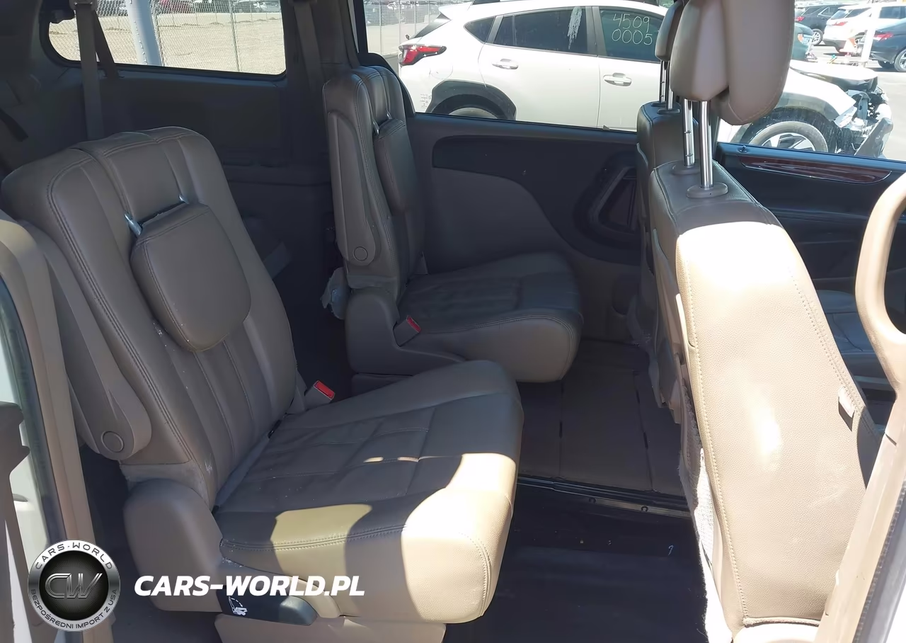 2015 Chrysler Town & Country Touring VIN:2C4RC1BG2FR552676 - 8