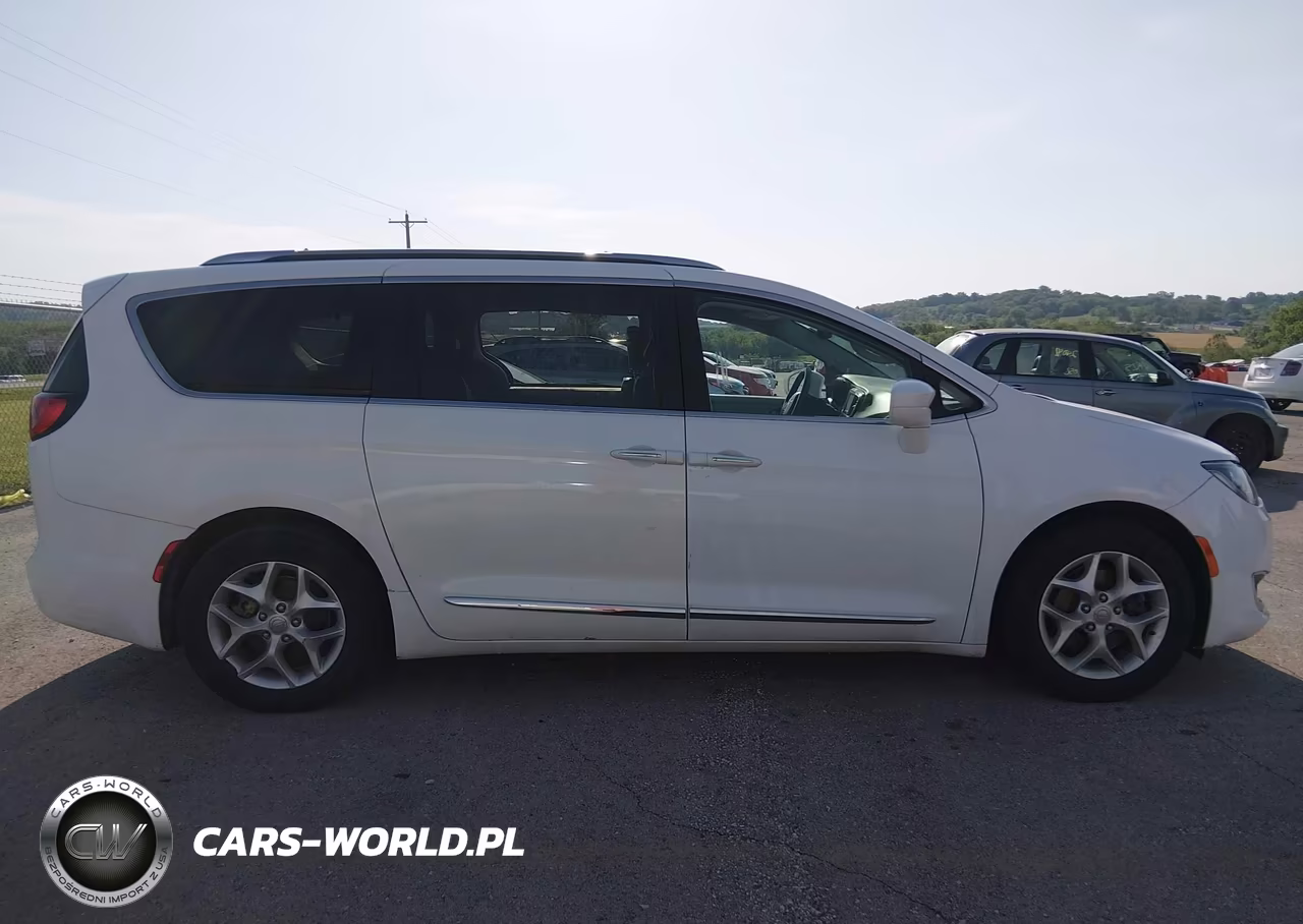 2020 Chrysler Pacifica Touring L VIN:2C4RC1BG6LR115744 - 13