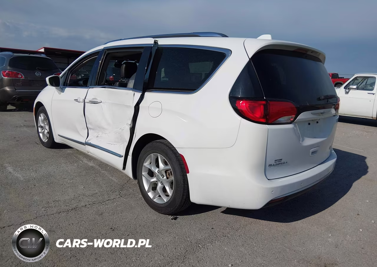 2020 Chrysler Pacifica Touring L VIN:2C4RC1BG6LR115744 - 3