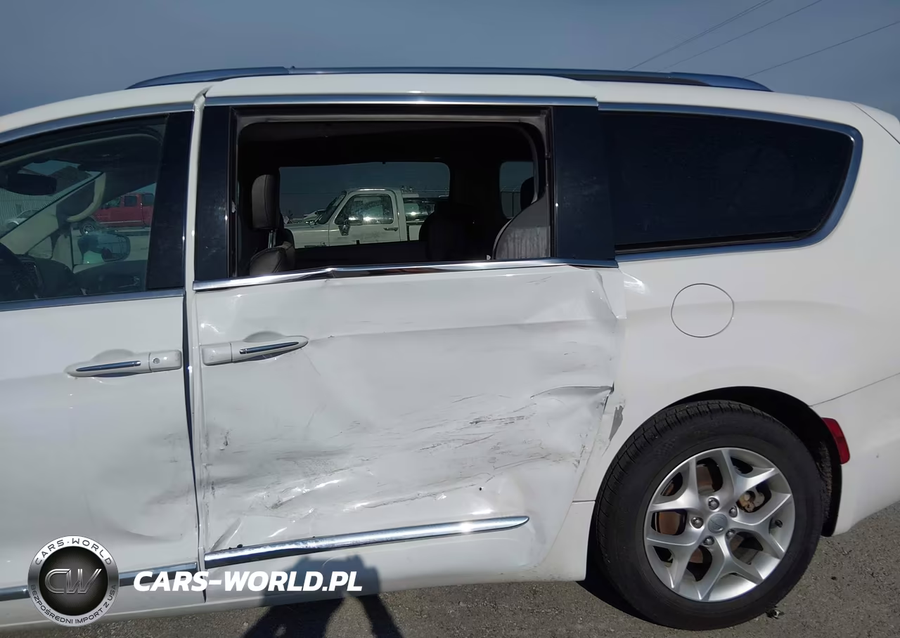 2020 Chrysler Pacifica Touring L VIN:2C4RC1BG6LR115744 - 6