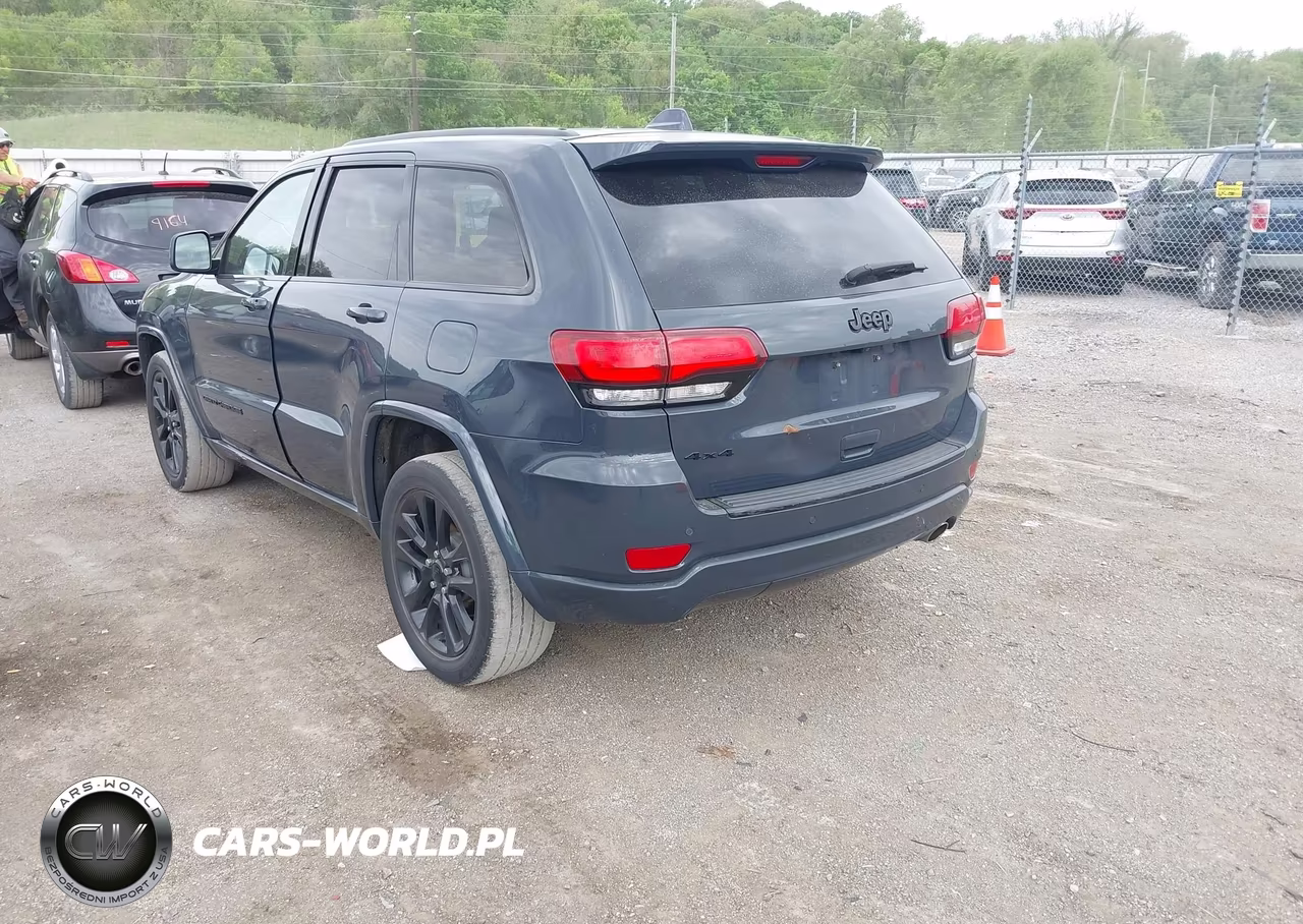 2018 Jeep Grand Cherokee Altitude 4X4 VIN:1C4RJFAGXJC251823 - 3