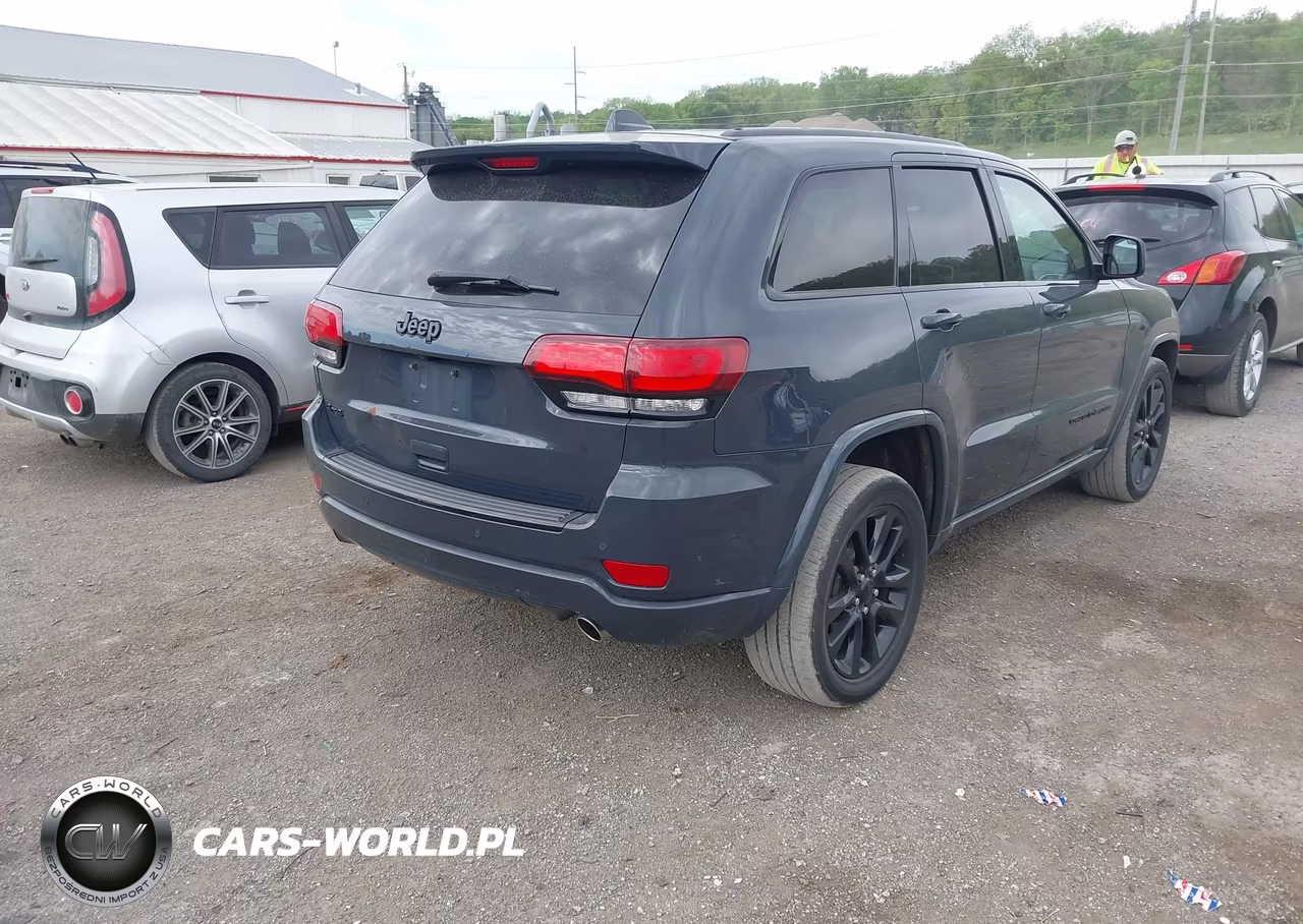 2018 Jeep Grand Cherokee Altitude 4X4 VIN:1C4RJFAGXJC251823 - 4