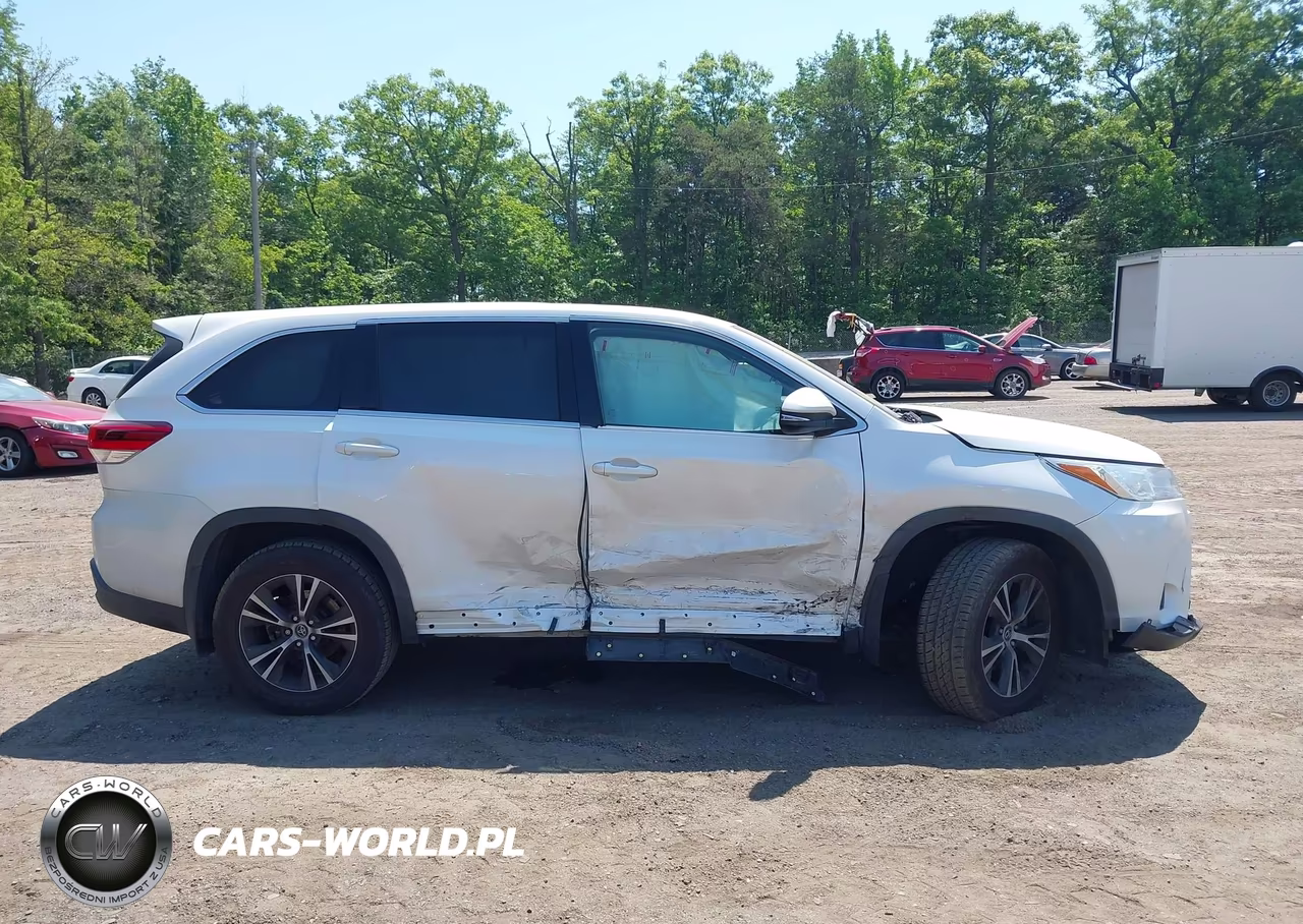 2019 Toyota Highlander Le VIN:5TDBZRFH9KS717478 - 13