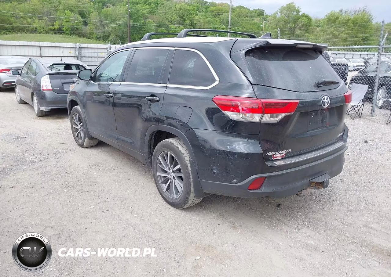 2019 Toyota Highlander Xle VIN:5TDJZRFH6KS585811 - 3
