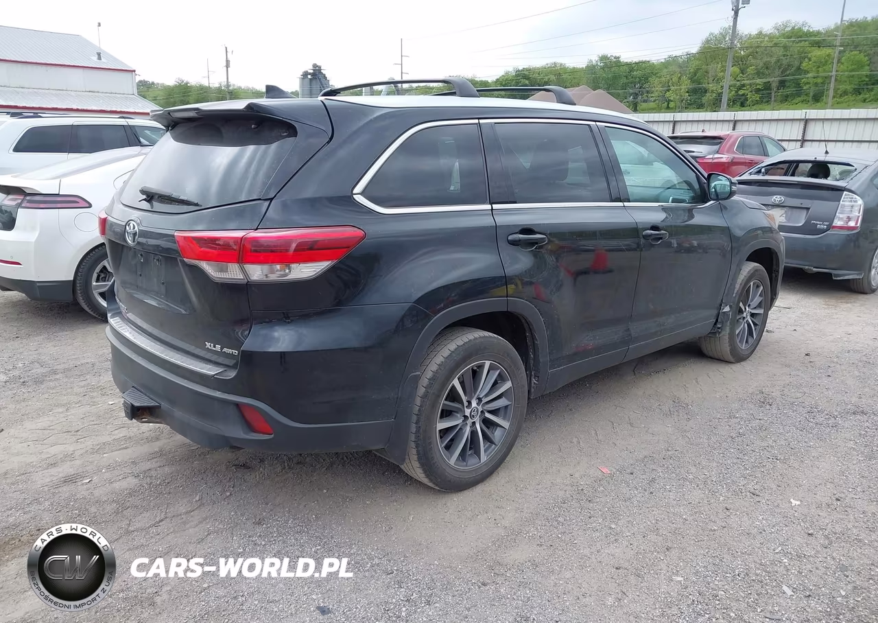 2019 Toyota Highlander Xle VIN:5TDJZRFH6KS585811 - 4