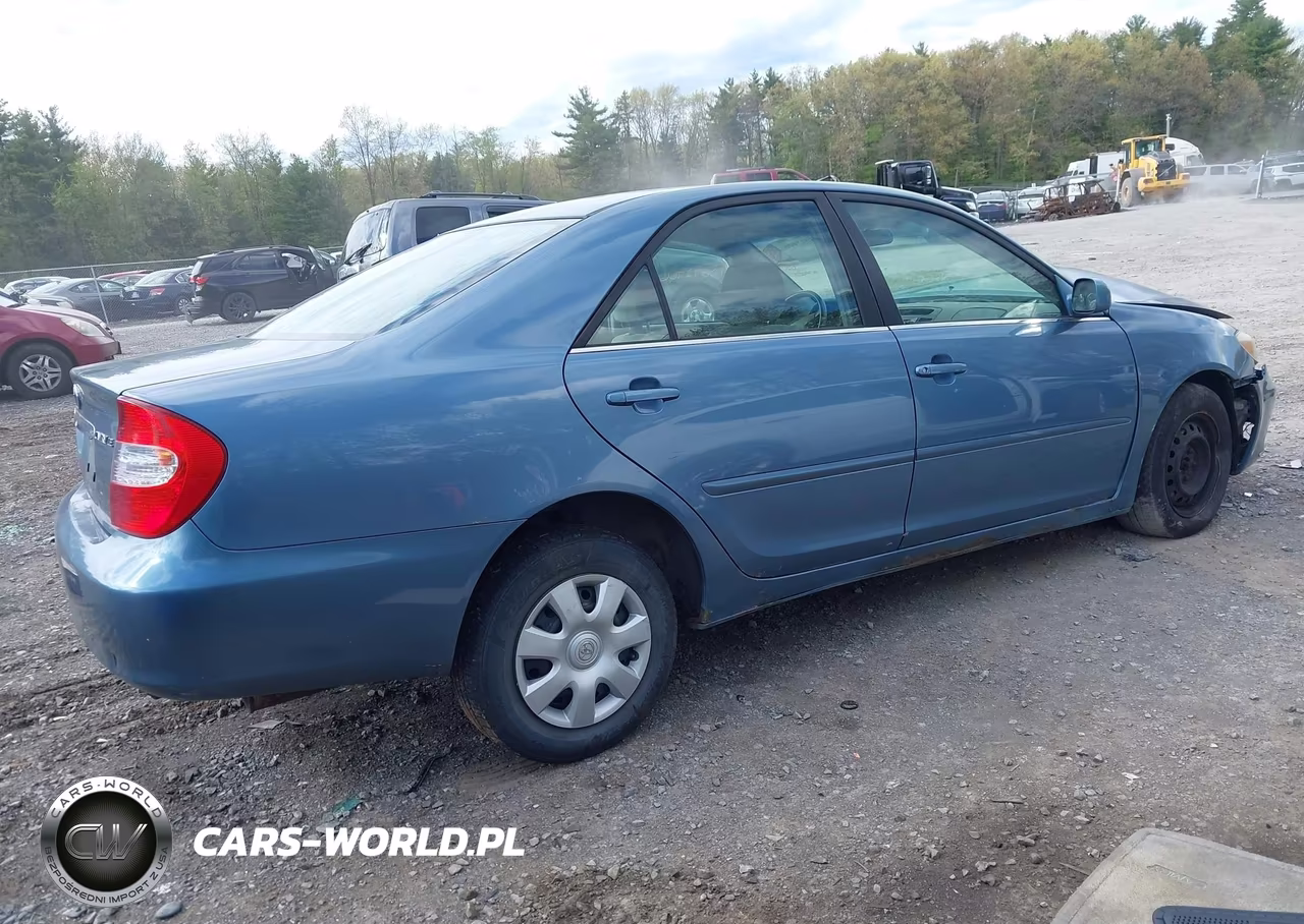2002 Toyota Camry Le VIN:JTDBE32K520020712 - 4