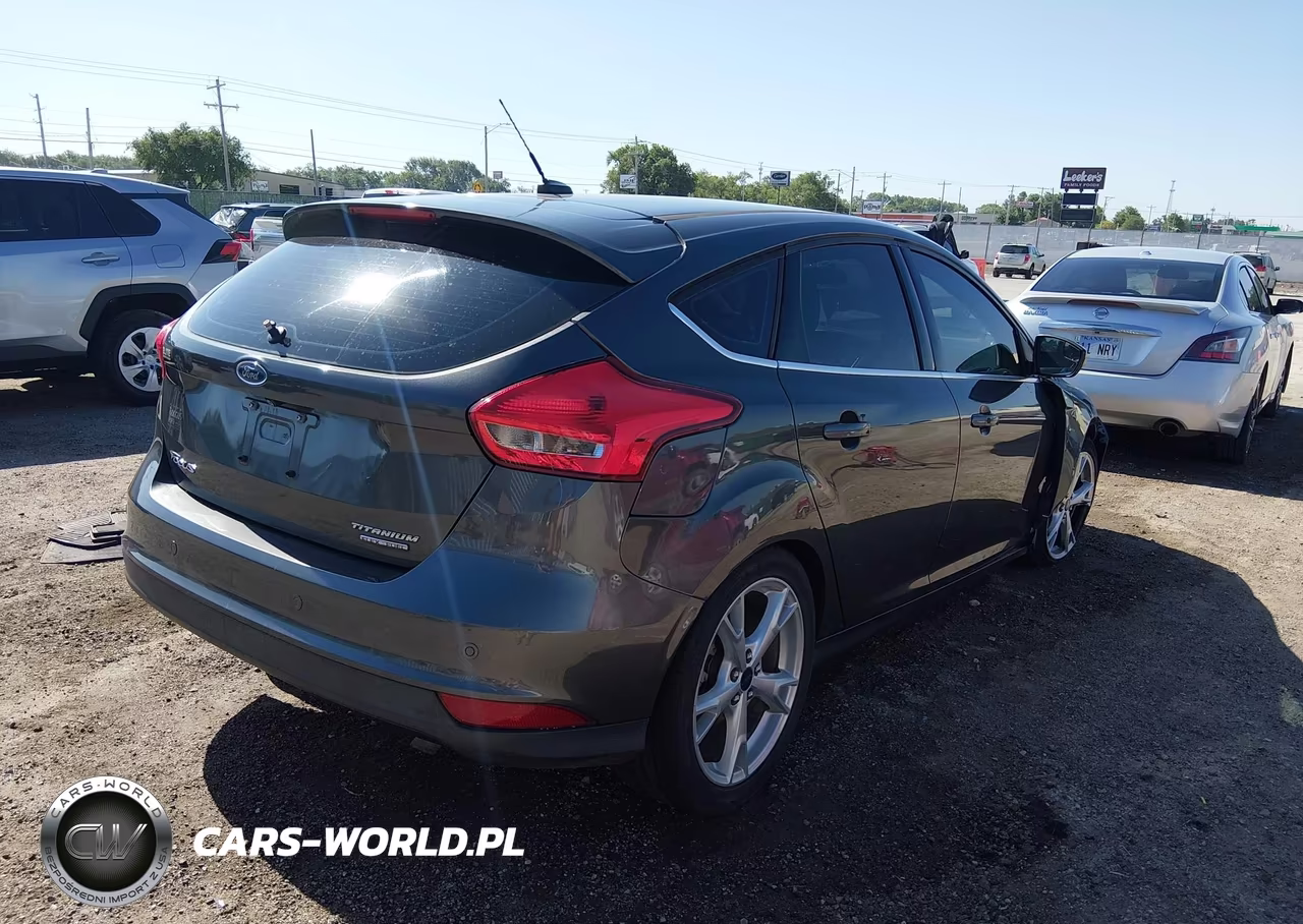 2015 Ford Focus Titanium VIN:1FADP3N21FL328257 - 4
