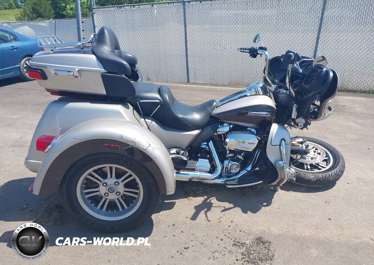 2018 Harley-Davidson Flhtcutg Tri Glide Ultra VIN:1HD1MAD10JB858896 - 11