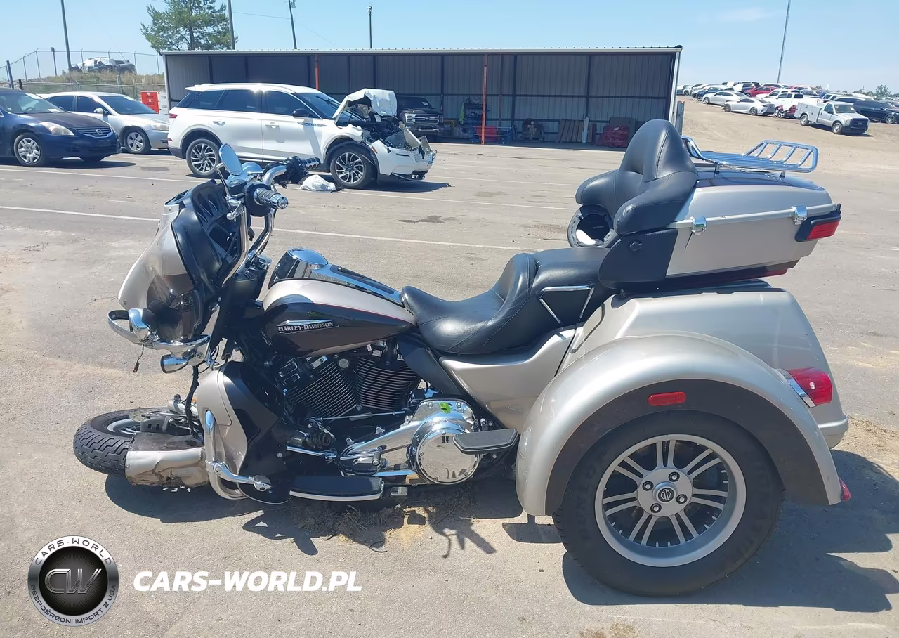 2018 Harley-Davidson Flhtcutg Tri Glide Ultra VIN:1HD1MAD10JB858896 - 12