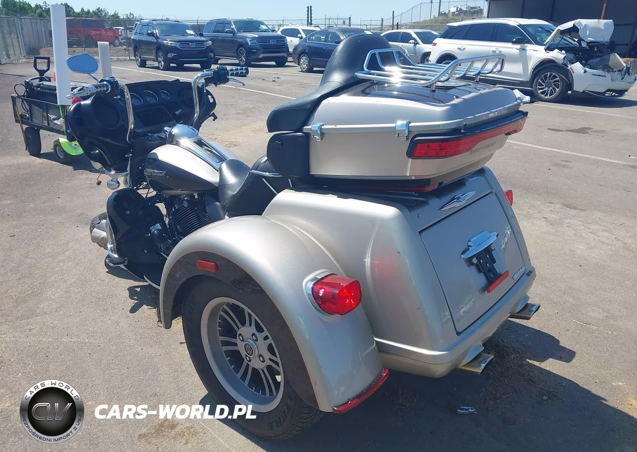 2018 Harley-Davidson Flhtcutg Tri Glide Ultra VIN:1HD1MAD10JB858896 - 3