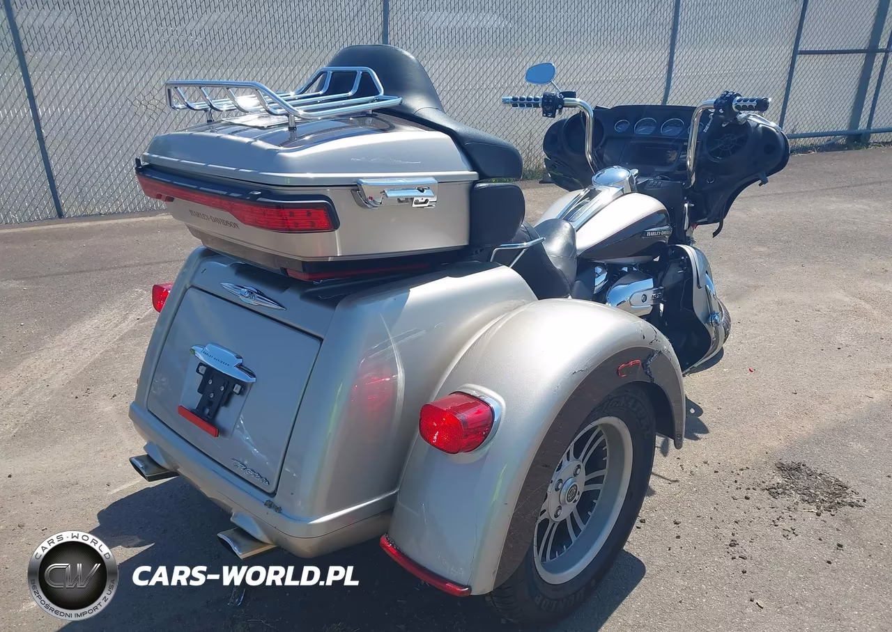 2018 Harley-Davidson Flhtcutg Tri Glide Ultra VIN:1HD1MAD10JB858896 - 4