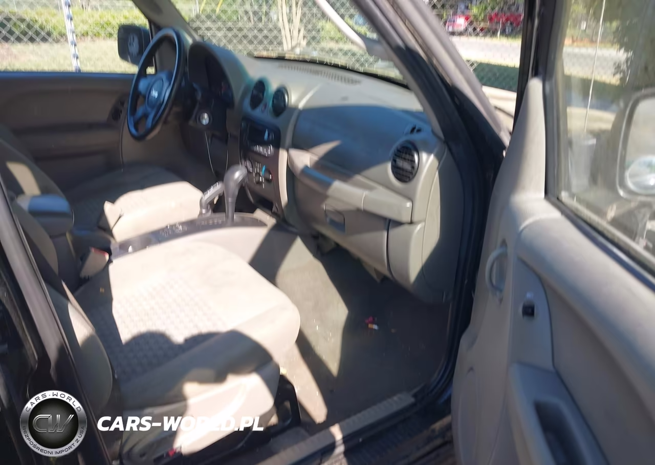 2005 Jeep Liberty Sport VIN:1J4GL48K25W622763 - 5