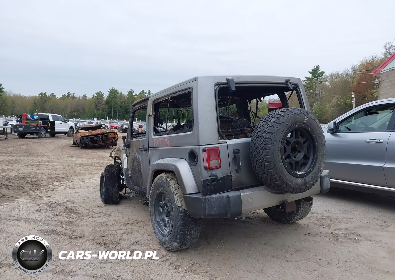 2015 Jeep Wrangler Sahara VIN:1C4GJWBGXFL528015 - 3