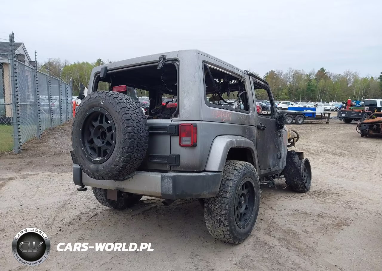 2015 Jeep Wrangler Sahara VIN:1C4GJWBGXFL528015 - 4