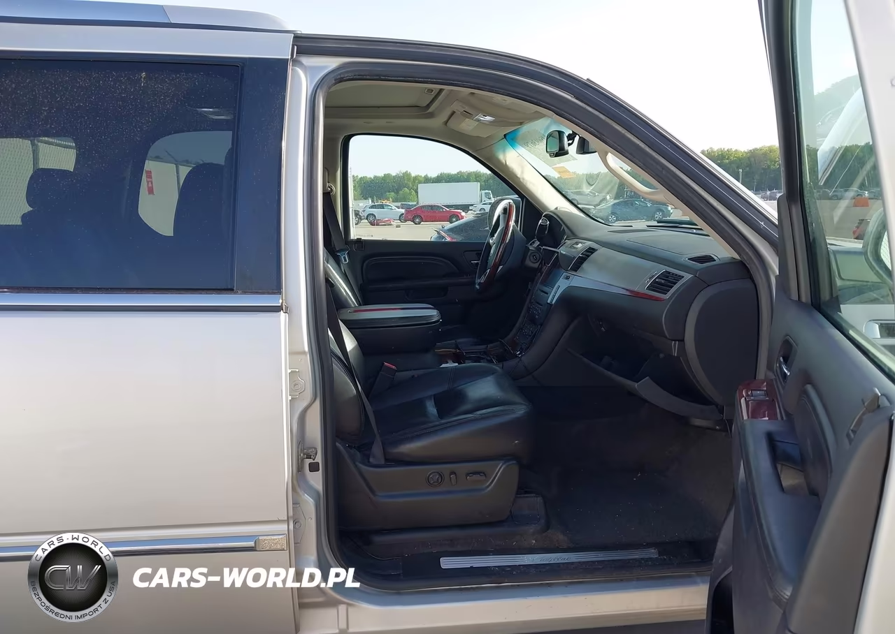 2010 Cadillac Escalade Luxury VIN:1GYUKBEF5AR180751 - 5